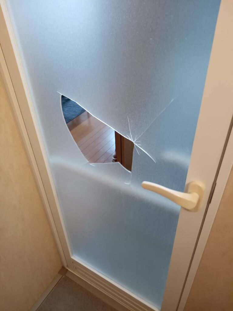 浴室開きドアアクリル割れ