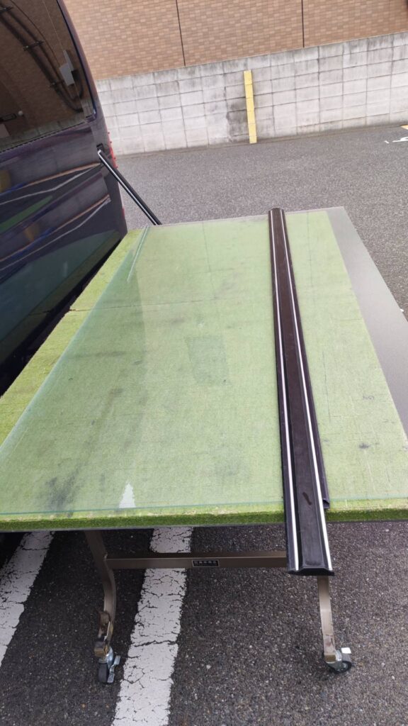 室内ドアガラス交換作業の様子（現地でガラスカット準備）