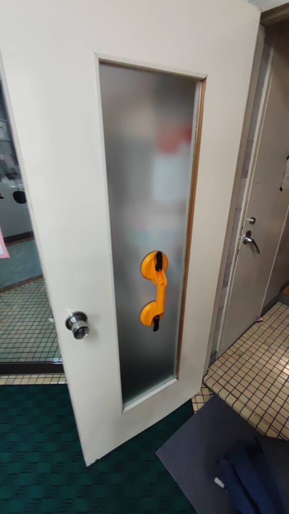 ガラス溝幅をヤスリで調整している工程