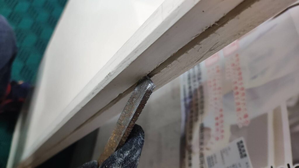 定寸ガラスから必要寸法にカットする工程