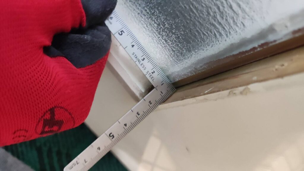 ガラスをはめ込み、額縁を戻すための隙間を確認