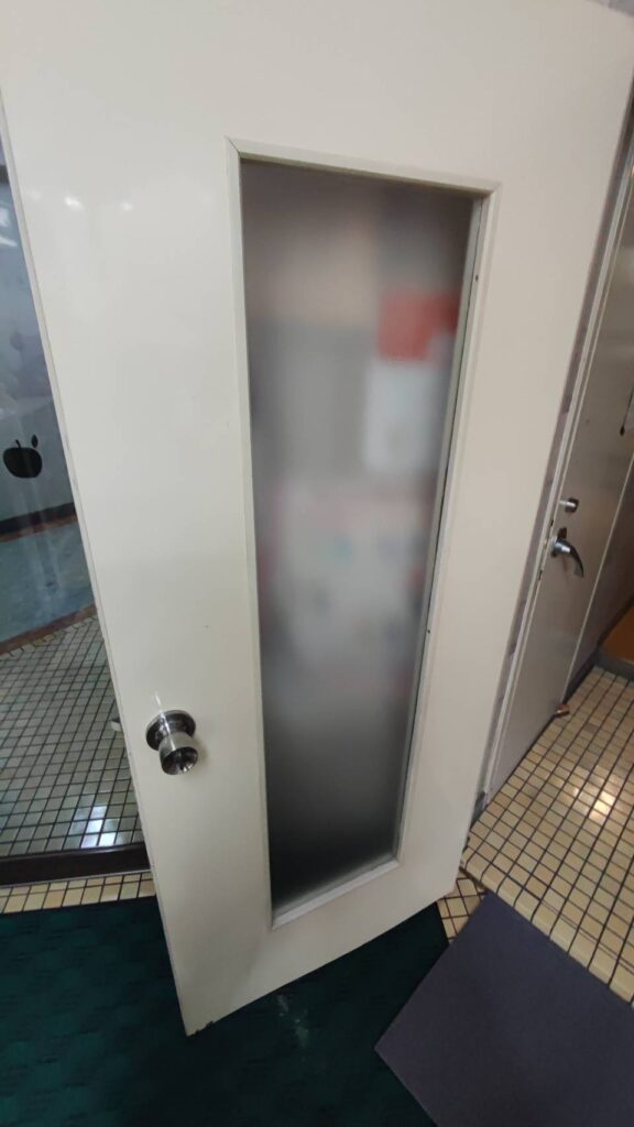 額縁を戻してガラス固定が完了した状態