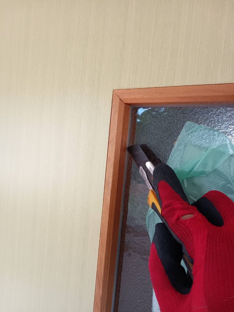 下関市小月｜引き戸（フラッシュ戸）の額ガラス交換前の様子