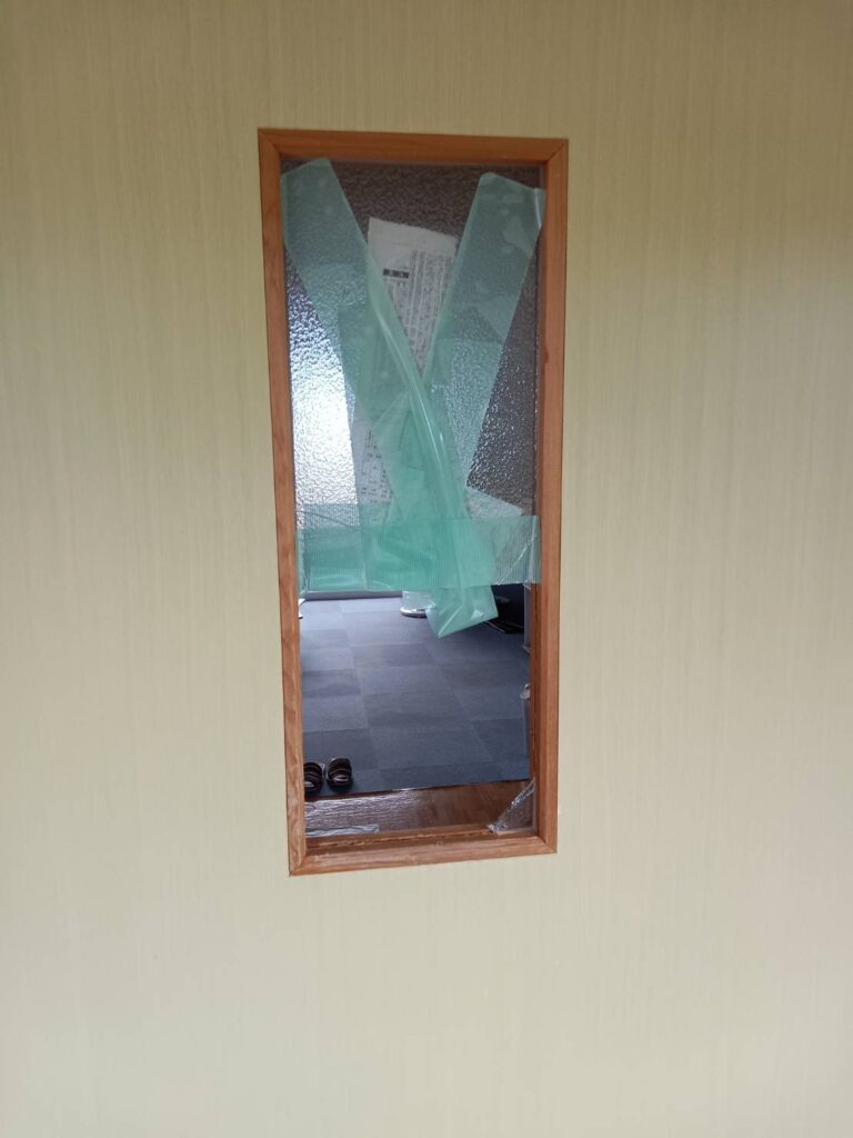 下関市小月の施設内引き戸ガラス修理 施工前