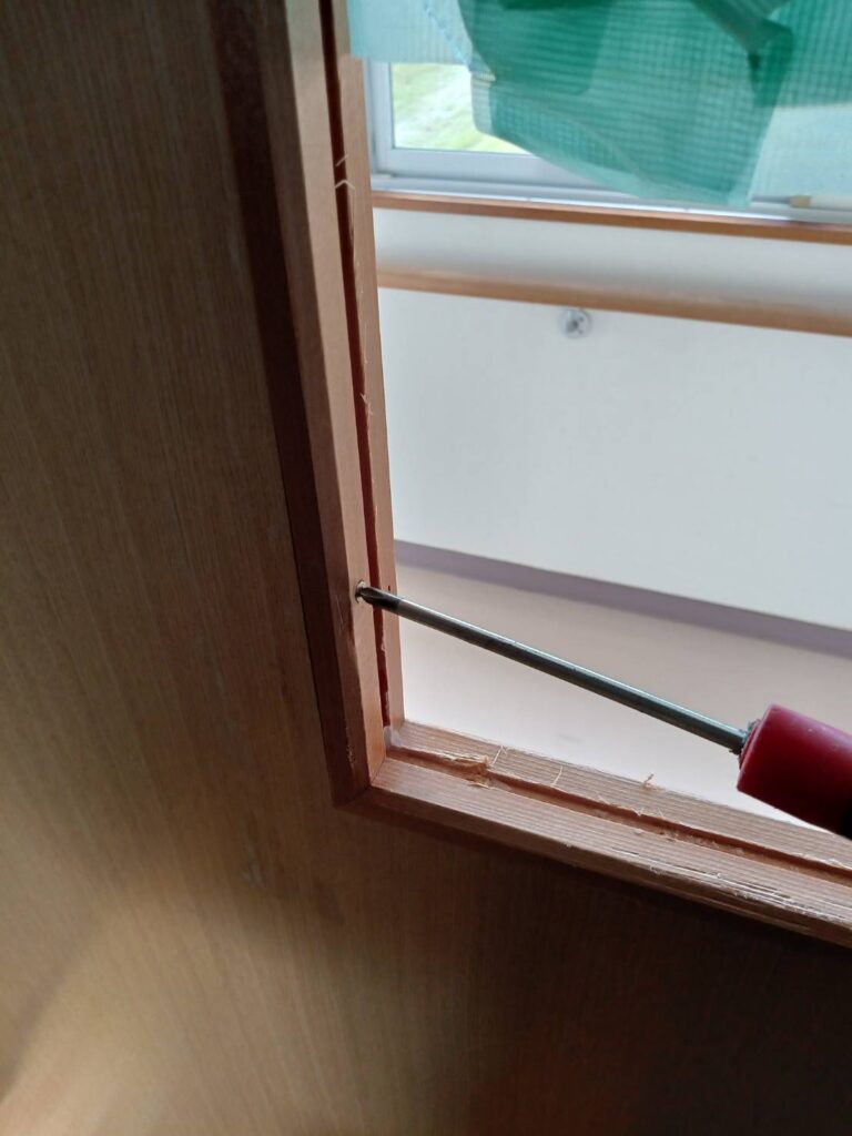 下関市小月｜コーキングを切って額縁を外す準備