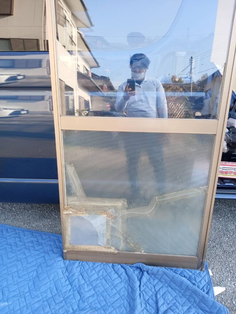 下関市安岡町の網入りガラス修理 施工前