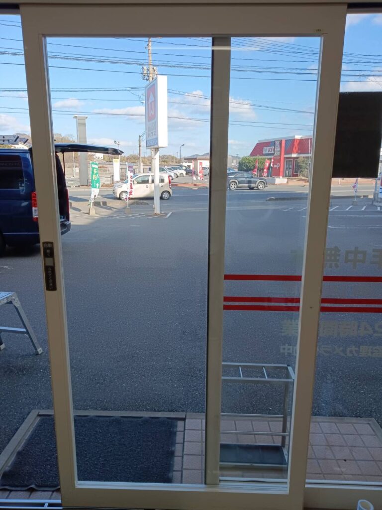 店舗自動ドアの透明ガラス6mm交換修理 施工後