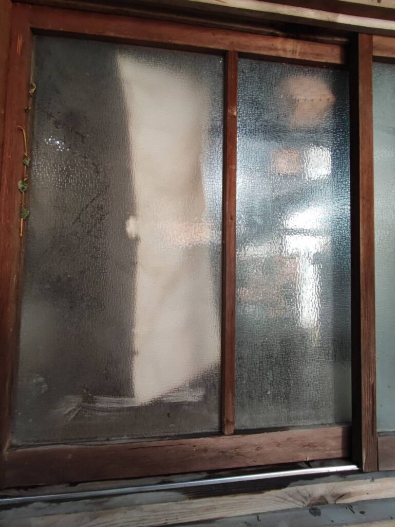 下関市長府周辺での店舗すりガラス交換前