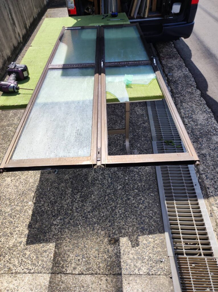 浴室折れ戸ガラス交換前