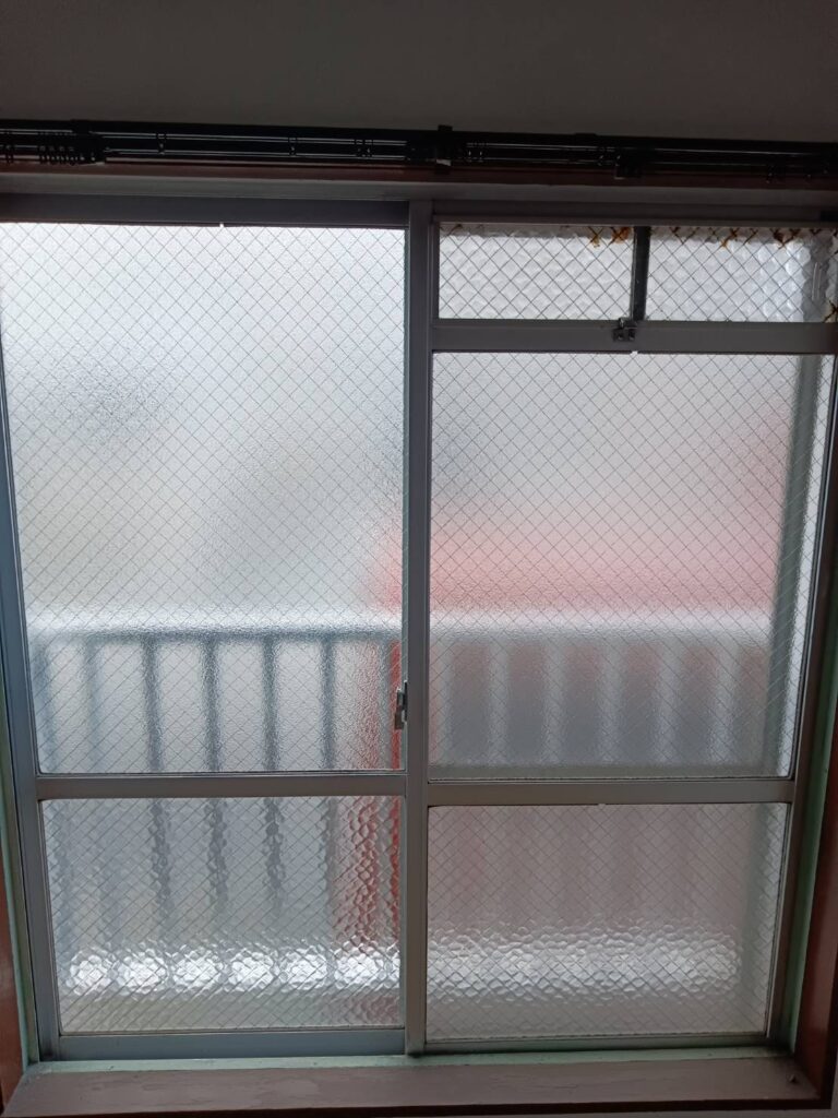 霞菱ワイヤーガラス修理交換施工後