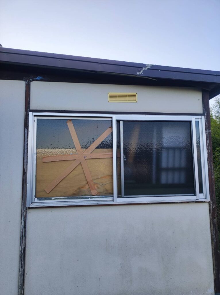 倉庫窓の型板ガラス交換修理 施工前