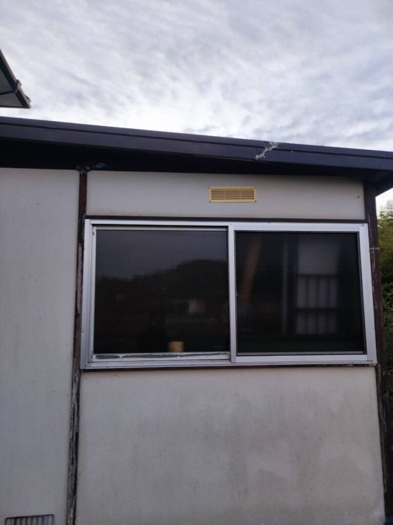 倉庫窓の型板ガラス交換修理 施工後
