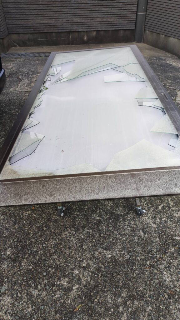 下関市武久町 セキスイハウス掃き出し窓の透明ペアガラス割れ