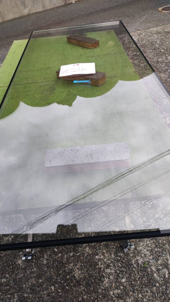 下関市武久町 割れた掃き出し窓をプラベニヤで応急養生