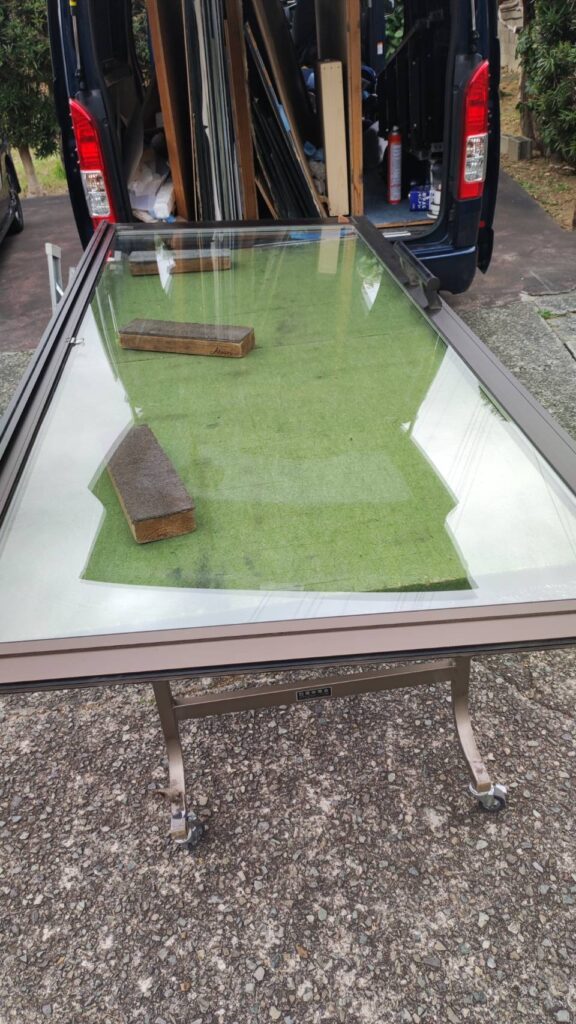 下関市武久町 掃き出し窓障子枠の清掃作業