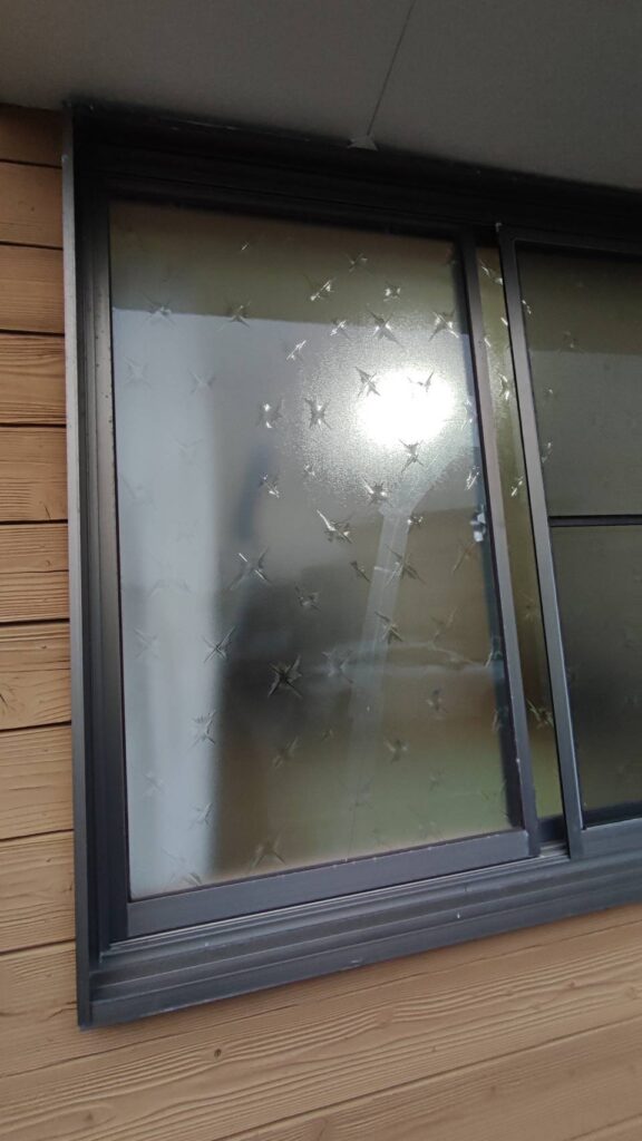 下関市の窓ガラス ヒビ割れ修理前の状態