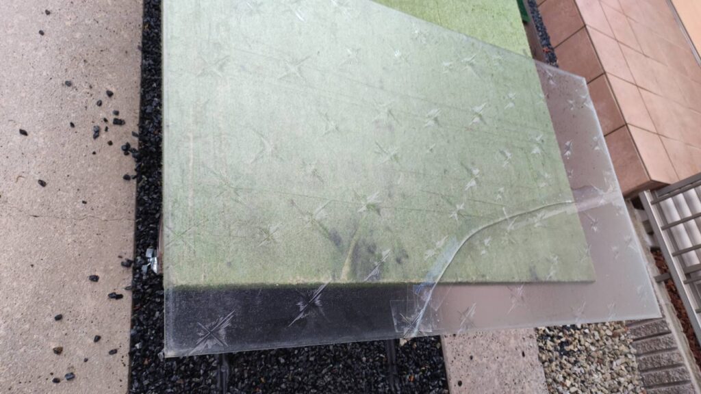 サッシの縦框を外してガラス交換する工程