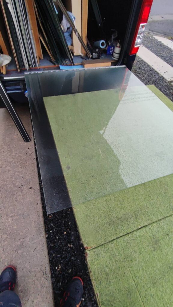 ガラスをスライドで入れる作業（腰高窓）