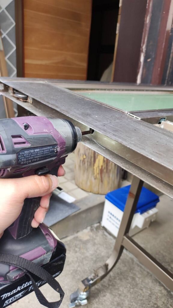 下関市綾羅木町の玄関引き戸ガラス交換修理事例