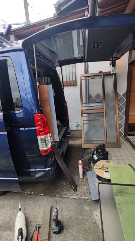 玄関引き戸の部材を外している様子