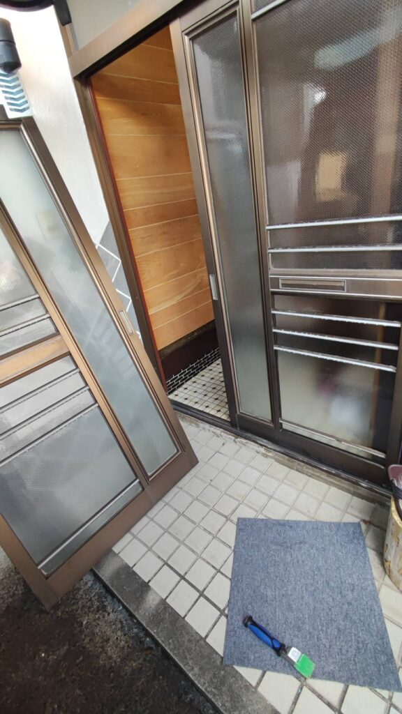 下関市綾羅木町の玄関引き戸ガラス交換修理完了