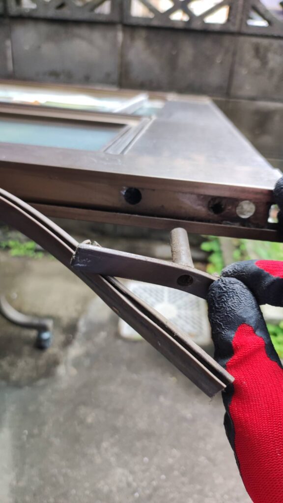 玄関引き戸の分解作業中