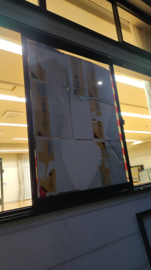 施設の透明5mmガラス修理前