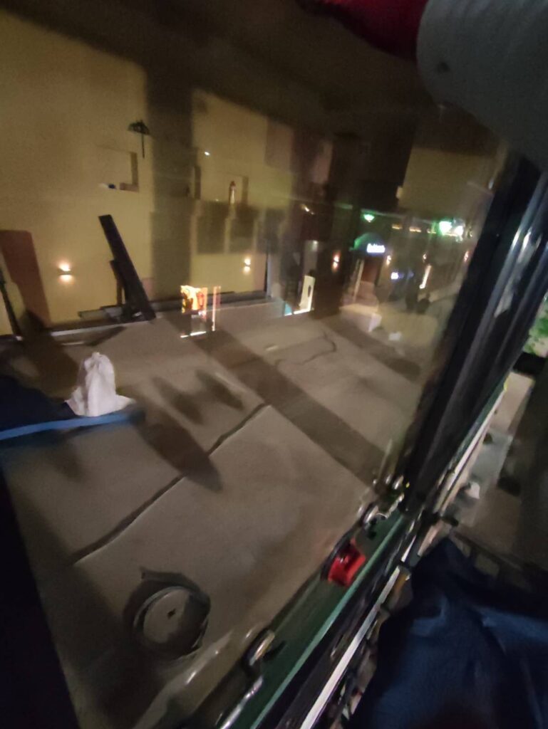 ガラス取付作業中