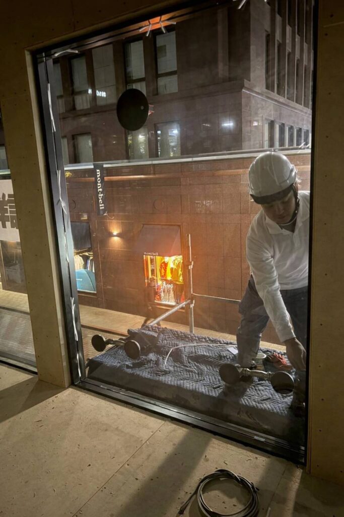 バックアップ材で固定