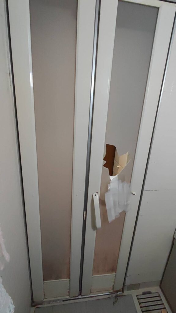 浴室ドア交換前の破損状況