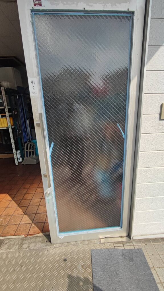 コーキング施工後の店舗ドアガラス