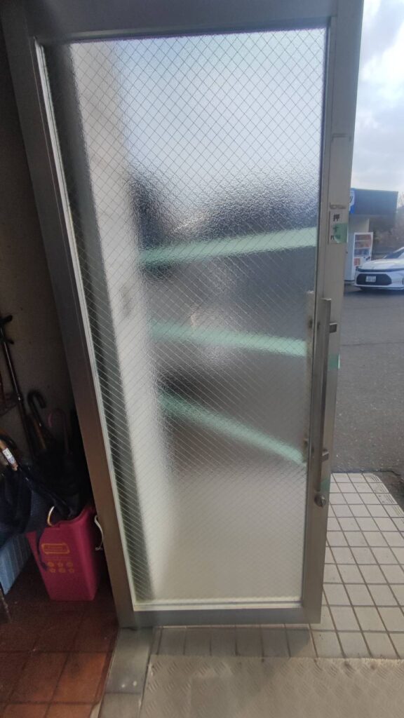 店舗ドアの網入りガラス交換完了後