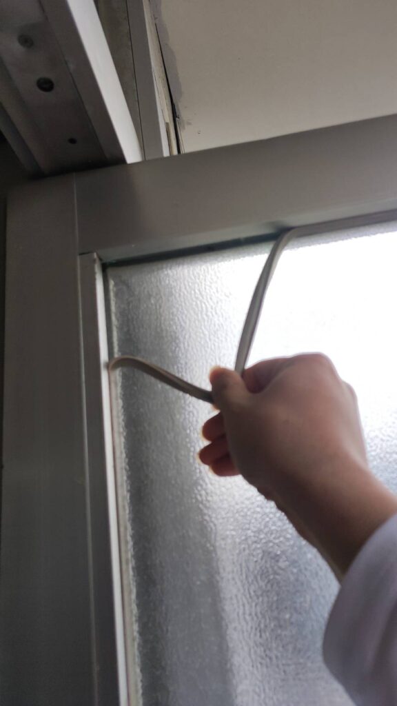 ヒビ割れたガラスに養生をした状態