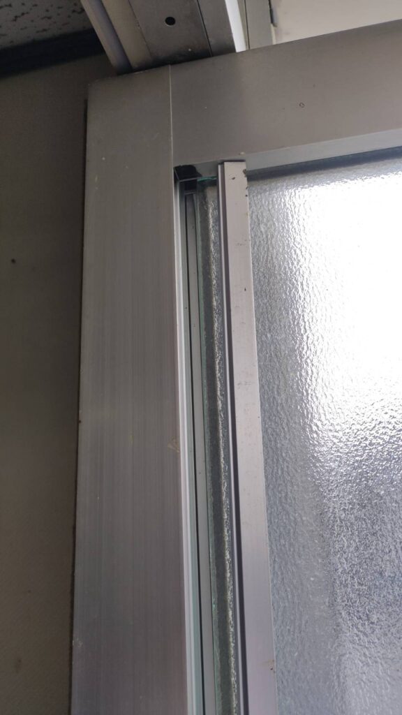 押しビードを外している様子