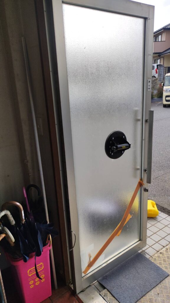 店舗ドアの網入りガラス交換前の状態