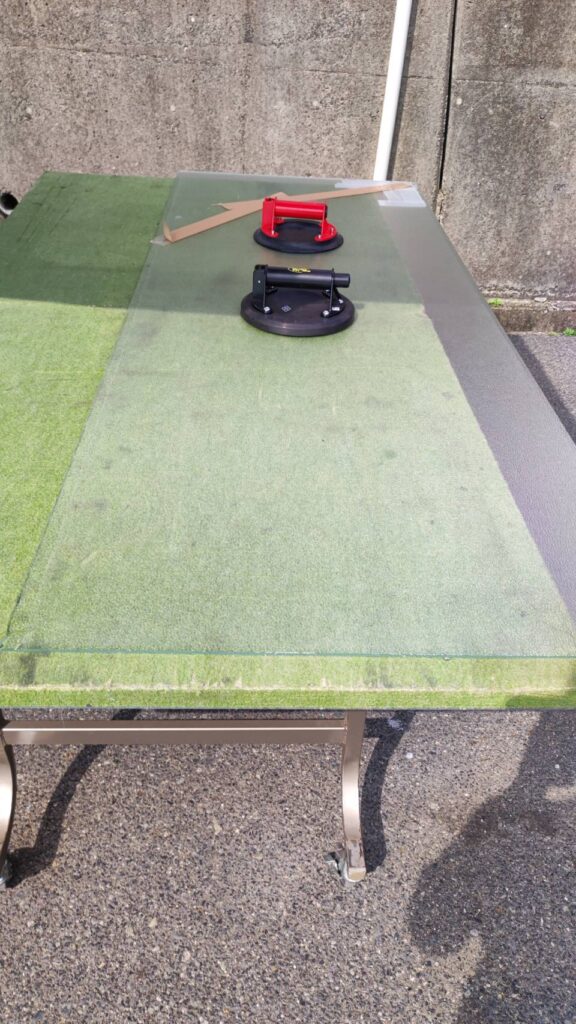 押さえ金物を外してガラスを取り外した状態