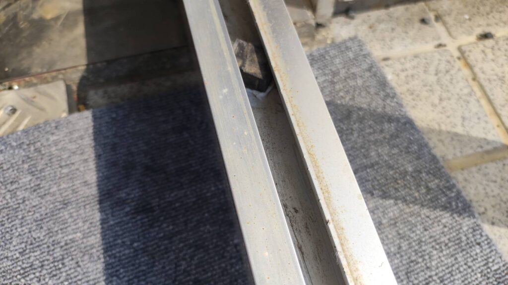 干渉するビス先を調整している様子