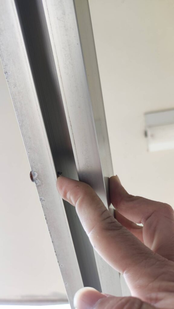 店舗ドアのガラス交換前の下地調整